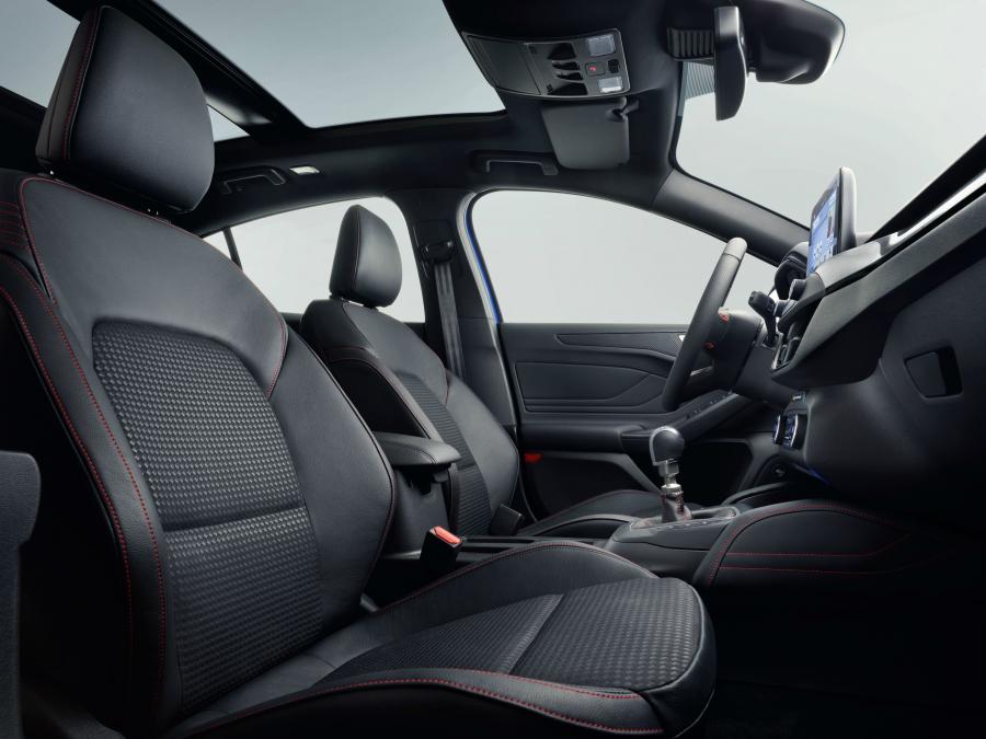 Интерьер Ford Focus ST-Line 2018 года  (WW) (фото 25 из 42)